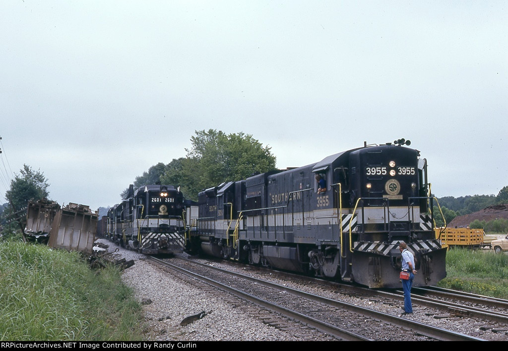 SOU 3955 at a derailment site